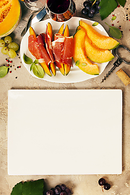 포토 JPG 해외이미지 접시 포도 도마 도마_주방용품 실내 사람없음 하이앵글 나이프 멜론 청포도 햄 코르크 바질 와인오프너 슬라이스햄 베이지색배경 해외202004 해외포토 식기 뷰포인트 백그라운드 과일 주방용품 육류 내부 칼 병따개 베이지색 파일형식