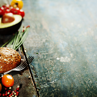 포토 JPG 해외이미지 빵 포크 방울토마토 사람없음 아웃포커스 나무바닥 아보카도 통후추 카피스페이스 해외202004 해외포토 식기 음식 토마토 과일 바닥 촬영기법 공백 후추 파일형식