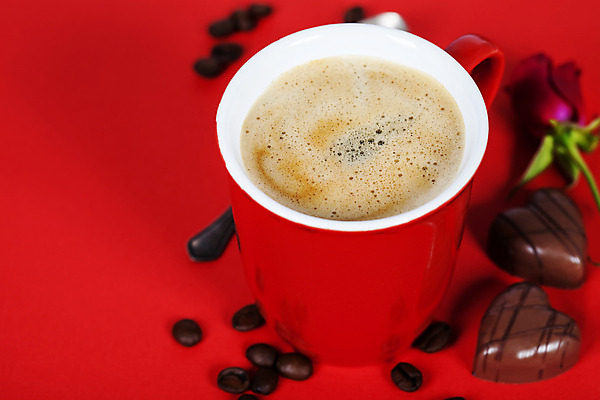포토 JPG 해외이미지 커피 실내 따뜻함 발렌타인데이 사랑 사람없음 장미 초콜릿 머그컵 원두 하트 오브젝트 빨간배경 해외202004 해외포토 모양 꽃 감정 음료 백그라운드 데이이벤트 디저트 내부 컵 빨간색 파일형식