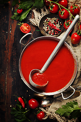 포토 JPG 해외이미지 그릇 토마토 방울토마토 고추 사람없음 하이앵글 숟가락 수프 냄비 국자 후추 나무탁자 해외202004 해외포토 식기 뷰포인트 채소 탁자 주방용품 수저 솥 향신료 파일형식