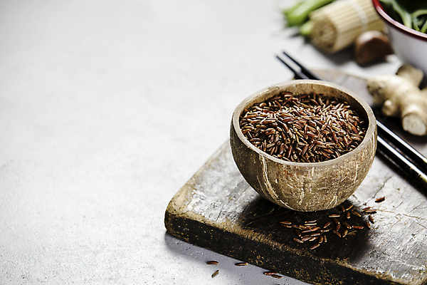 포토 JPG 해외이미지 젓가락 밥 실내 사람없음 아웃포커스 벼 쌀 흰배경 담기 나무그릇 나무받침 카피스페이스 해외202004 해외포토 그릇 음식 백그라운드 모션 곡류 촬영기법 수저 내부 목재 공백 흰색 받침대 파일형식