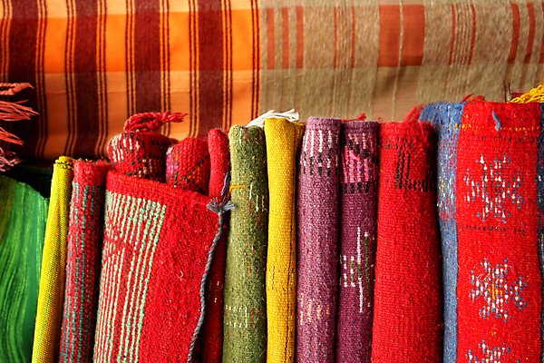 포토 JPG 해외이미지 산업 여행 백그라운드 패턴 아프리카 거리 주택 관리 미술 성인 사람없음 야외 장식 빨간색 컬러풀 유행 쌓기 상점 카펫 직물 면 시장 상품 이슬람교 묘사 질감 롤 동쪽 소매 모로코 메디나 아랍어 스타일 해외202004 해외202105 해외포토 나라 종교 컬러 무늬 모션 문화예술 사람 건물 방향 파일형식