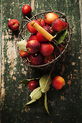 포토 JPG 해외이미지 잎 실내 사람없음 신선 사과 담기 나무바닥 사과바구니 해외202004 해외포토 식물 과일 모션 바닥 내부 바구니 파일형식