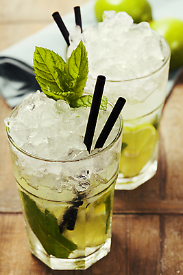 포토 JPG 해외이미지 빨대 근접촬영 사람없음 얼음 민트 칵테일잔 라임 나무탁자 모히토 해외202004 해외포토 자연요소 뷰포인트 술잔 과일 탁자 칵테일 허브 파일형식