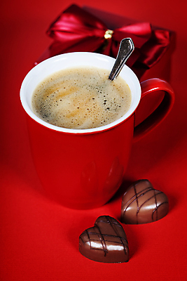 포토 JPG 해외이미지 리본 커피 실내 따뜻함 발렌타인데이 사랑 사람없음 선물상자 초콜릿 머그컵 하트 티스푼 오브젝트 빨간배경 해외202004 해외포토 모양 감정 음료 백그라운드 데이이벤트 디저트 선물 내부 컵 빨간색 상자 숟가락 파일형식