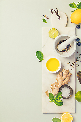 포토 JPG 해외이미지 도마 사람없음 하이앵글 올리브오일 레몬 민트 블루베리 소금 종지 라임 절구 생강 나무그릇 절굿공이 카피스페이스 초록배경 해외202004 해외포토 그릇 뷰포인트 백그라운드 채소 과일 주방용품 목재 초록색 공백 도구 기름_음식 허브 파일형식