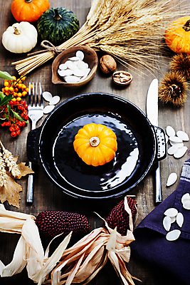 포토 JPG 해외이미지 그릇 열매 포크 호박 실내 사람없음 농작물 벼 식탁보 가을 나이프 밤송이 나무바닥 호두 추수감사절 흑찰옥수수 해외202004 해외포토 식물 식기 계절 기독교 농업 채소 곡류 바닥 내부 견과류 칼 밤_견과류 찰옥수수 파일형식