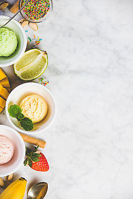 포토 JPG 해외이미지 그릇 딸기 아이스크림 디저트 실내 사람없음 하이앵글 달콤 흰배경 라임 해외202004 해외포토 식기 음식 뷰포인트 백그라운드 과일 내부 흰색 맛 파일형식