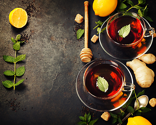 포토 JPG 해외이미지 잎 검은배경 실내 사람없음 찻잔 티스푼 레몬 생강 생강차 차받침대 허니디퍼 해외202004 해외포토 식물 백그라운드 채소 과일 잔 내부 차_음료 숟가락 검은색 도구 받침대 파일형식