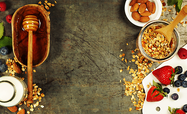 포토 JPG 해외이미지 딸기 도마 실내 사람없음 우유 달콤 우유병 시리얼 블루베리 아몬드 꿀 나무숟가락 나무그릇 허니디퍼 카피스페이스 갈색배경 해외202004 해외포토 그릇 음식 백그라운드 과일 주방용품 병_용기 유제품 내부 목재 갈색 숟가락 공백 견과류 도구 맛 파일형식