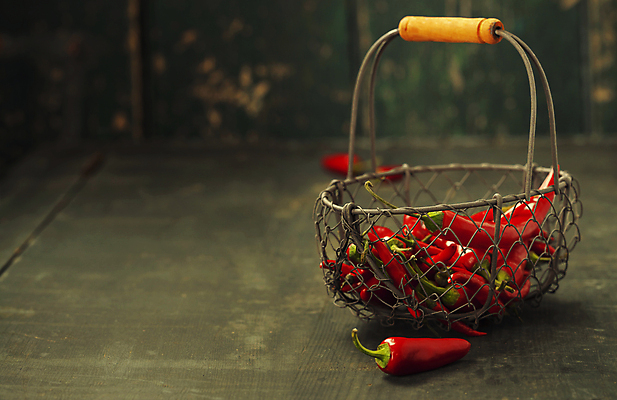 포토 JPG 해외이미지 식재료 사람없음 담기 매움 나무바닥 홍고추 철바구니 해외202004 해외포토 모션 고추 바닥 바구니 맛 파일형식