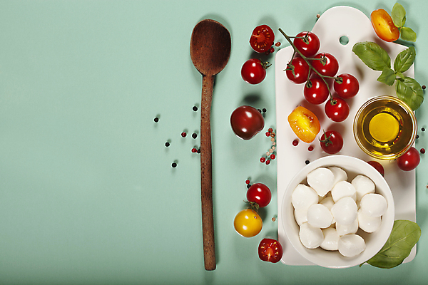 포토 JPG 해외이미지 그릇 방울토마토 도마 도마_주방용품 실내 사람없음 올리브오일 바질 나무주걱 모짜렐라치즈 통후추 카피스페이스 민트색배경 해외202004 해외포토 식기 백그라운드 토마토 주방용품 치즈 내부 목재 공백 기름_음식 주걱 후추 민트색 파일형식