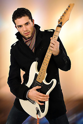 포토 JPG 해외이미지 남자 줄 음악 노래 손가락 놀이 한명 사람 금속 검은색 어둠 힘 소리 콘서트 공연 연주자 음악가 가수 무대 CD 흰색 기구 기타 악단 정사각형 롤 시끄러움 기타리스트 재즈 멜로디 뮤지컬 베이스 철강 팝 플레이어 스타일 해외202004 해외202105 해외포토 도형 직업 1 손 컬러 재질 현악기 문화예술 이벤트 파일형식