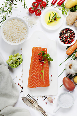 포토 JPG 해외이미지 포크 토마토 채소 실내 사람없음 하이앵글 나이프 레몬 날것 소금 연어 후추 바질 로즈메리 연어요리 연어회 플랫레이 해외202004 해외포토 식기 음식 뷰포인트 과일 어류 내부 생선회 플랫 칼 허브 향신료 파일형식