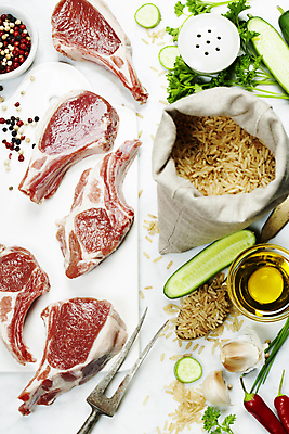 포토 JPG 해외이미지 오이 도마 실내 파슬리 마늘 생고기 사람없음 올리브오일 흰배경 담기 홍고추 자루 후추 시금치 양고기 건강식 현미 해외202004 해외포토 음식 백그라운드 채소 모션 고추 주방용품 곡류 육류 내부 흰색 기름_음식 향신료 파일형식