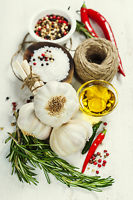 포토 JPG 해외이미지 실내 사람없음 올리브오일 허브 흰배경 홍고추 소금 유리그릇 노끈 로즈메리 나무그릇 통마늘 통후추 해외202004 해외포토 식물 그릇 줄 백그라운드 유리 고추 마늘 내부 목재 흰색 기름_음식 후추 파일형식