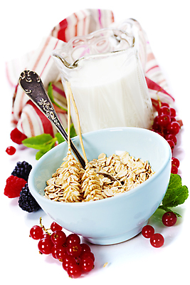 포토 JPG 해외이미지 그릇 실내 사람없음 숟가락 우유 식탁보 우유병 흰배경 산딸기 블랙베리 건강식 오트밀 크랜베리 슈퍼푸드 귀리 해외202004 해외포토 식기 열매 음식 백그라운드 과일 병_용기 유제품 곡류 수저 내부 흰색 건강식품 파일형식