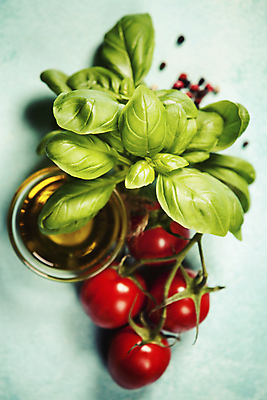 포토 JPG 해외이미지 방울토마토 실내 사람없음 아웃포커스 하이앵글 올리브오일 파란배경 유리그릇 바질 통후추 해외202004 해외포토 그릇 뷰포인트 백그라운드 토마토 유리 촬영기법 내부 파란색 기름_음식 후추 파일형식