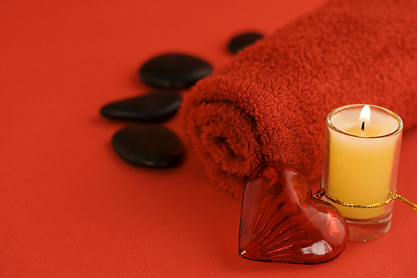 포토 JPG 해외이미지 실내 사람없음 장식 수건 하트 아로마 향초 아로마테라피 스톤 빨간배경 해외202004 해외포토 모양 백그라운드 초 내부 빨간색 위생용품 테라피 파일형식