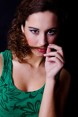 포토 JPG 해외이미지 백인 모델 여자 행복 감정 얼굴 포즈 백그라운드 신체 갈색머리 한명 사람 성인 10대 청춘 유행 검은색 흰색 표현 뜨거움 입 닫기 고독 매끈함 피부 입술 해외202004 해외202105 해외포토 서양인 1 헤어스타일 컬러 컨셉 모션 청소년 신체부위 감각 파일형식