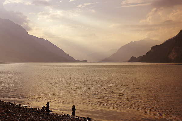 포토 JPG 해외이미지 구름 실루엣 유럽 호수 여행 자연 하늘 산 풍경 사람없음 물 빛 태양 반사 일출 새벽 낭만 전원 저녁 스위스 알프스 해외202004 해외202105 해외포토 자연요소 나라 컨셉 촬영기법 노을 전기에너지 야간 생태계 파일형식