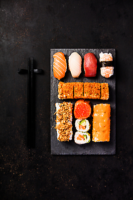 포토 JPG 해외이미지 스튜디오촬영 젓가락 검은배경 실내 사람없음 하이앵글 초밥 모듬초밥 석판 일본음식 해외202004 해외포토 음식 뷰포인트 백그라운드 수저 내부 검은색 모듬 파일형식