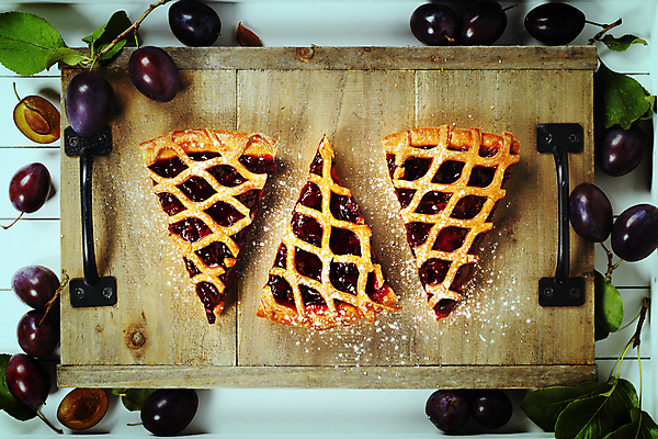 포토 JPG 해외이미지 디저트 실내 사람없음 하이앵글 달콤 자두 과일파이 나무쟁반 슈가파우더 타르트 해외202004 해외포토 음식 빵 뷰포인트 과일 쟁반 내부 목재 맛 파이_빵 파일형식