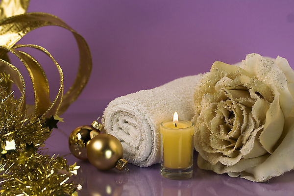 포토 JPG 해외이미지 꽃 실내 사람없음 장식 수건 장식볼 아로마 향초 아로마테라피 보라색배경 해외202004 해외포토 식물 백그라운드 초 내부 위생용품 보라색 테라피 파일형식