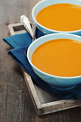 포토 JPG 해외이미지 그릇 실내 사람없음 숟가락 당근 식탁보 수프 나무바닥 나무쟁반 야채수프 해외202004 해외포토 식기 바닥 뿌리채소 쟁반 수저 내부 목재 파일형식