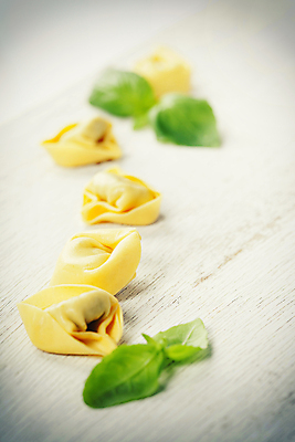 포토 JPG 해외이미지 식재료 실내 사람없음 아웃포커스 준비 흰배경 바질 토르텔리니 해외202004 해외포토 백그라운드 파스타 촬영기법 내부 흰색 파일형식