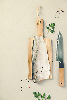 포토 JPG 해외이미지 스튜디오촬영 실내 사람없음 하이앵글 향신료 연어 식칼 나무도마 플랫레이 해외202004 해외포토 뷰포인트 주방용품 도마 어류 내부 목재 플랫 향미료 파일형식