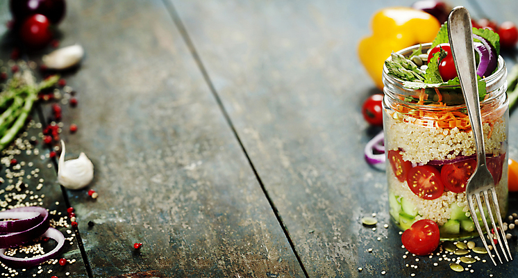 포토 해외이미지 포크 방울토마토 유리병 실내 마늘 사람없음 당근 샐러드 민트 담기 채식 나무바닥 건강식 다이어트음식 적양파 퀴노아 통후추 카피스페이스 비건 해외202004 해외포토 식기 음식 다이어트 토마토 채소 모션 양파 병_용기 곡류 바닥 뿌리채소 내부 공백 허브 후추 채식주의자 파일형식