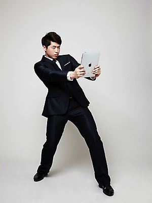 포토 JPG 스튜디오촬영 전신 남자 포즈 비즈니스 모션 실내 힙합 한명 들기 사람 동양인 정장 20대 성인 컴퓨터 청춘 태블릿 댄서 한국인 춤 비즈니스맨 브레이크 비보이 역동적 남자만 남자한명만 성인남자만 청년만 청년남자만 청년남자한명만 성인한명만 성인남자한명만 성인만 국내포토 직업 1 옷 음악 컨셉 문화예술 인종 청년 내부 전자제품 스마트기기 직장인 파일형식