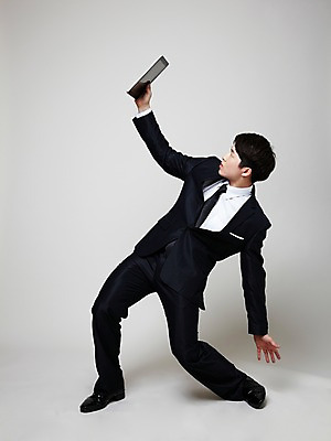 포토 JPG 스튜디오촬영 전신 남자 포즈 비즈니스 모션 실내 힙합 한명 들기 사람 동양인 정장 20대 성인 컴퓨터 청춘 태블릿 댄서 한국인 춤 비즈니스맨 브레이크 비보이 역동적 남자만 남자한명만 성인남자만 청년만 청년남자만 청년남자한명만 성인한명만 성인남자한명만 성인만 국내포토 직업 1 옷 음악 컨셉 문화예술 인종 청년 내부 전자제품 스마트기기 직장인 파일형식