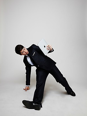 포토 JPG 스튜디오촬영 전신 남자 포즈 비즈니스 모션 실내 힙합 한명 들기 사람 동양인 정장 20대 성인 컴퓨터 청춘 태블릿 댄서 한국인 춤 비즈니스맨 브레이크 비보이 역동적 남자만 남자한명만 성인남자만 청년만 청년남자만 청년남자한명만 성인한명만 성인남자한명만 성인만 국내포토 직업 1 옷 음악 컨셉 문화예술 인종 청년 내부 전자제품 스마트기기 직장인 파일형식