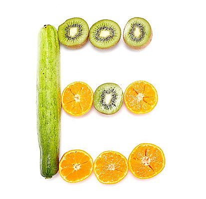 포토 스튜디오촬영 문자 알파벳 영어 채소 과일 대문자 오이 귤 실내 키위 누끼 사람없음 E 국내포토 내부 파일형식