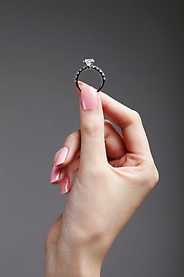 포토 JPG 스튜디오촬영 손 장신구 손가락 한손 실내 신체부위 뷰티 반지 네일아트 손톱 보석 오브젝트 국내포토 사람 내부 광석 파일형식