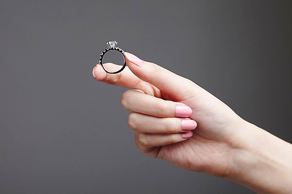 포토 JPG 스튜디오촬영 손 장신구 손가락 한손 실내 신체부위 뷰티 반지 네일아트 손톱 보석 오브젝트 국내포토 사람 내부 광석 파일형식