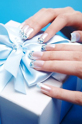 포토 JPG 스튜디오촬영 손 리본 하늘색 손가락 모션 실내 손짓 신체부위 선물상자 뷰티 양손 네일아트 손톱 국내포토 선물 사람 내부 파란색 상자 파일형식