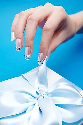 포토 JPG 스튜디오촬영 손 리본 하늘색 손가락 모션 한손 실내 손짓 신체부위 선물상자 뷰티 네일아트 손톱 국내포토 선물 사람 내부 파란색 상자 파일형식