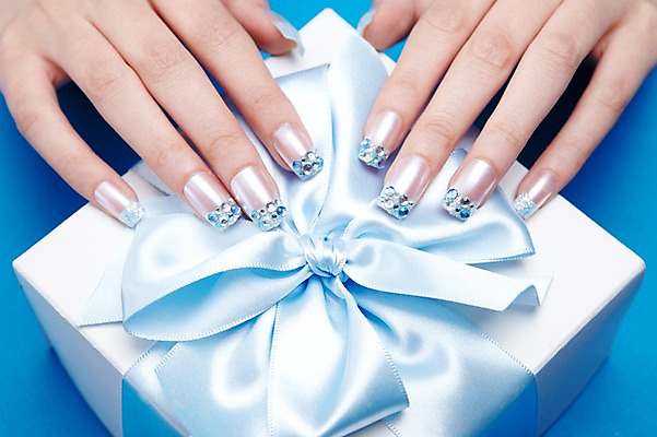 포토 JPG 스튜디오촬영 손 리본 하늘색 손가락 모션 실내 선물 손짓 신체부위 선물상자 뷰티 양손 네일아트 손톱 국내포토 사람 내부 파란색 상자 파일형식