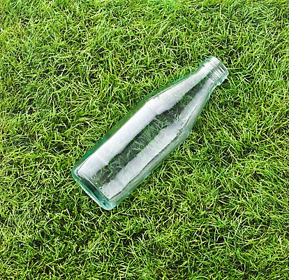 포토 JPG 스튜디오촬영 유리병 실내 잔디 초원 사람없음 자연보호 환경 그린캠페인 재활용 그린에너지 병 사회이슈 환경보전 빈병 국내포토 식물 식기 캠페인 컨셉 자연 병_용기 내부 에너지 보호 친환경 파일형식