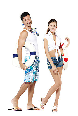 포토 JPG 스튜디오촬영 전신 서양인 외국인 해외기획촬영 라이프스타일 커플 사계절 계절 여자 2011년태국 남자 수영복 여유 여행 포즈 모션 물놀이 레저 휴가 휴식 슬리퍼 실내 사랑 서기 미소 웃음 들기 누끼 사람 성인 두명 라이프 여름 30대 여름휴가 바캉스 놀이용품 수상스포츠 스노클링 호흡기관 샌들 물안경 즐거움 튜브 장년만 성인만 국내포토 옷 감정 스포츠 신발 컨셉 관계 놀이 표정 인종 내부 생활 장년 장기_의학 오브젝트 수영용품 파일형식 여름_계절