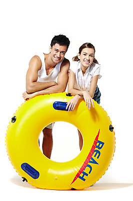 포토 JPG 스튜디오촬영 전신 서양인 외국인 해외기획촬영 라이프스타일 커플 사계절 계절 여자 2011년태국 남자 수영복 여유 여행 포즈 모션 물놀이 휴가 휴식 실내 사랑 서기 미소 웃음 들기 누끼 사람 성인 두명 라이프 여름 30대 여름휴가 바캉스 놀이용품 기댐 샌들 즐거움 튜브 장년만 성인만 국내포토 옷 감정 신발 컨셉 관계 놀이 표정 인종 내부 생활 장년 오브젝트 파일형식 여름_계절