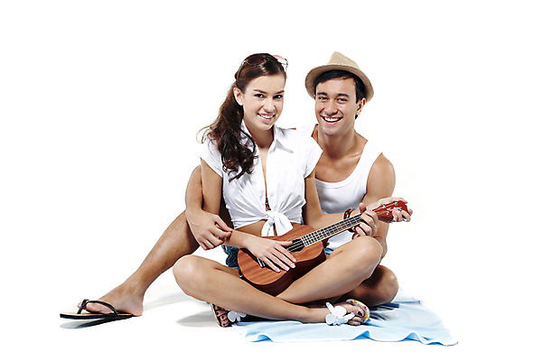 포토 JPG 스튜디오촬영 전신 서양인 외국인 해외기획촬영 모자 라이프스타일 커플 잡화 사계절 계절 여자 2011년태국 남자 수영복 여유 악기 여행 포즈 연주 모션 놀이 현악기 휴가 휴식 슬리퍼 실내 사랑 미소 웃음 들기 누끼 사람 앉기 성인 두명 라이프 여름 30대 여름휴가 바캉스 수건 선글라스 샌들 우쿨렐레 즐거움 장년만 성인만 국내포토 옷 감정 안경 음악 신발 컨셉 관계 표정 인종 내부 생활 장년 위생용품 파일형식 여름_계절