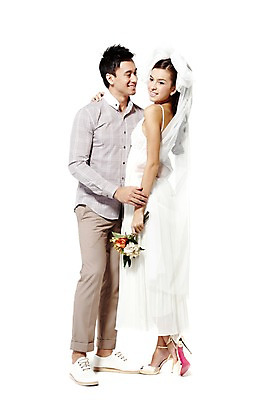 포토 JPG 스튜디오촬영 전신 서양인 외국인 해외기획촬영 라이프스타일 커플 여자 2011년태국 남자 꽃 행복 신부 부케 웨딩드레스 포즈 신랑 결혼 안기 모션 면사포 실내 사랑 서기 미소 웃음 들기 누끼 사람 성인 두명 라이프 30대 미니드레스 장년만 성인만 국내포토 식물 드레스 감정 꽃다발 관계 표정 인종 이벤트 내부 생활 장년 결혼소품 파일형식