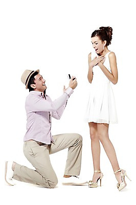 포토 JPG 스튜디오촬영 전신 서양인 외국인 해외기획촬영 모자 라이프스타일 커플 잡화 여자 2011년태국 남자 행복 신부 웨딩드레스 포즈 신랑 결혼 프로포즈 장신구 모션 왕관 실내 사랑 서기 미소 웃음 들기 누끼 사람 이벤트 성인 두명 라이프 30대 놀람 기쁨 반지 무릎꿇기 보석 티아라 미니드레스 반지케이스 장년만 성인만 국내포토 드레스 감정 관계 표정 인종 내부 생활 장년 광석 보관함 파일형식