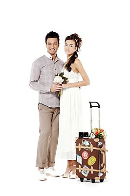 포토 JPG 스튜디오촬영 전신 서양인 외국인 해외기획촬영 라이프스타일 커플 여자 2011년태국 남자 꽃 행복 신부 부케 여행 웨딩드레스 포즈 신랑 결혼 가방 장신구 모션 실내 사랑 서기 미소 웃음 들기 누끼 사람 성인 두명 라이프 30대 여행가방 신혼여행 반지 보석 미니드레스 결혼반지 반지케이스 장년만 성인만 국내포토 식물 잡화 드레스 감정 꽃다발 관계 표정 인종 이벤트 내부 생활 장년 광석 보관함 파일형식