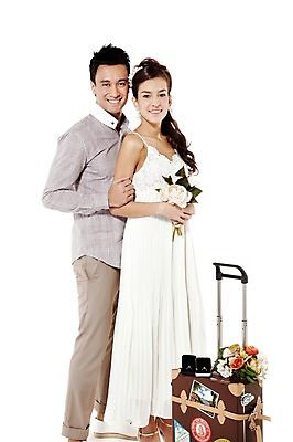 포토 JPG 스튜디오촬영 전신 서양인 외국인 해외기획촬영 라이프스타일 커플 여자 2011년태국 남자 꽃 행복 신부 부케 여행 웨딩드레스 포즈 신랑 결혼 가방 장신구 모션 실내 사랑 서기 미소 웃음 들기 누끼 사람 성인 두명 라이프 30대 여행가방 신혼여행 반지 보석 미니드레스 결혼반지 반지케이스 장년만 성인만 국내포토 식물 잡화 드레스 감정 꽃다발 관계 표정 인종 이벤트 내부 생활 장년 광석 보관함 파일형식