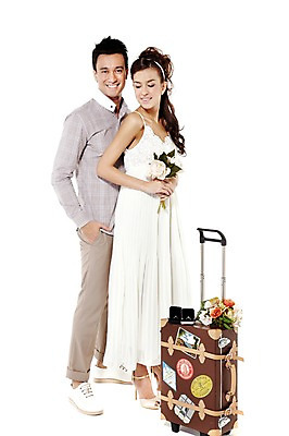 포토 JPG 스튜디오촬영 전신 서양인 외국인 해외기획촬영 라이프스타일 커플 여자 2011년태국 남자 꽃 행복 신부 부케 여행 웨딩드레스 포즈 신랑 결혼 가방 장신구 모션 실내 사랑 서기 미소 웃음 들기 누끼 사람 성인 두명 라이프 30대 여행가방 신혼여행 반지 보석 미니드레스 결혼반지 반지케이스 장년만 성인만 국내포토 식물 잡화 드레스 감정 꽃다발 관계 표정 인종 이벤트 내부 생활 장년 광석 보관함 파일형식